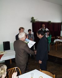 Starosta obce ing. Jiří Škvor přebírá diplom pro Vesnici roku 2001