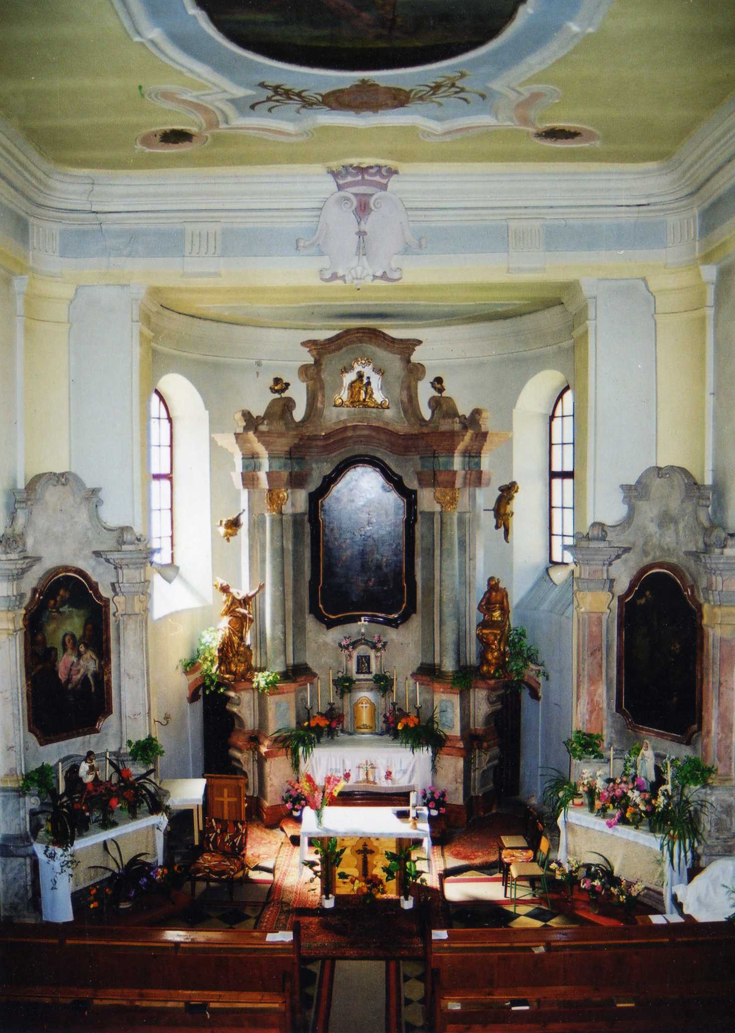 Zámecká kaple v Ostředku střeží podle matriky Heinischovy ostatky. Foto: ing. arch. Jan Pešta, 1999.