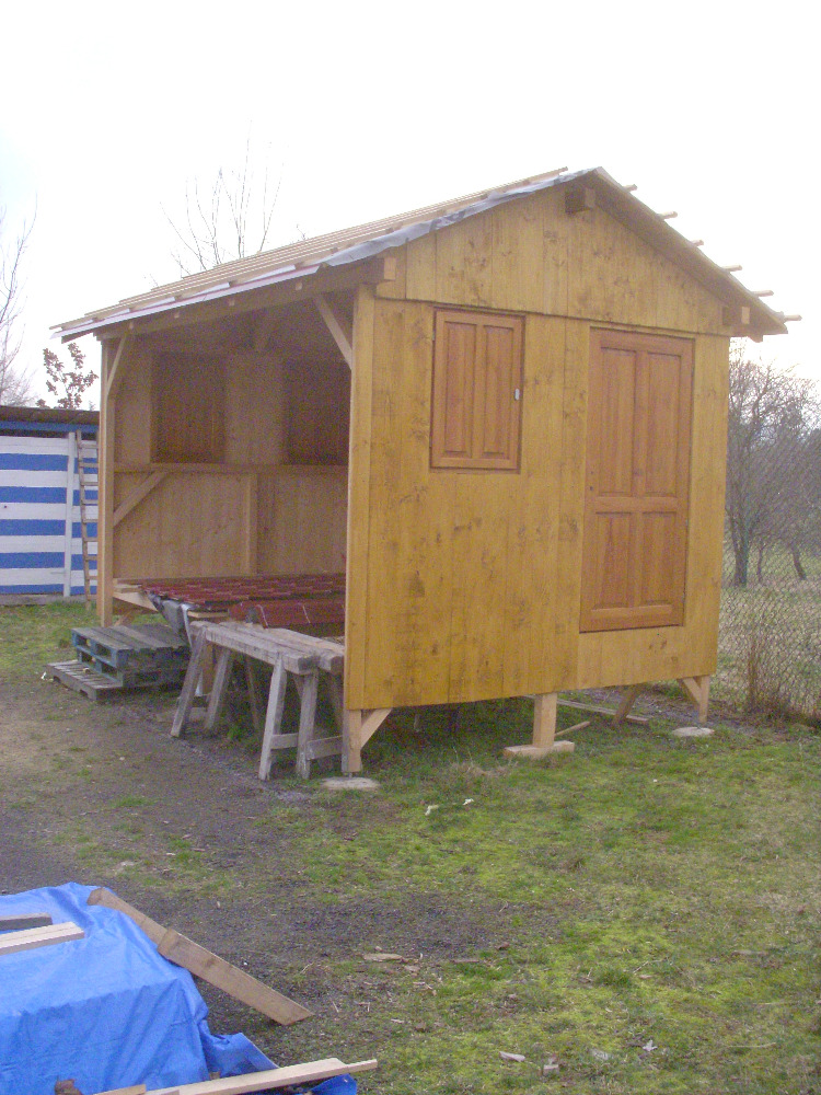 Multifunkční zastřešné pódium s úložným prostorem na hřiště v Třemošnici (120.000 Kč)