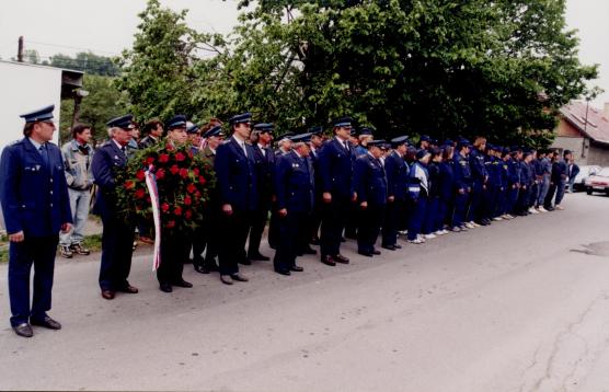 Před položením věnců k pomníku
