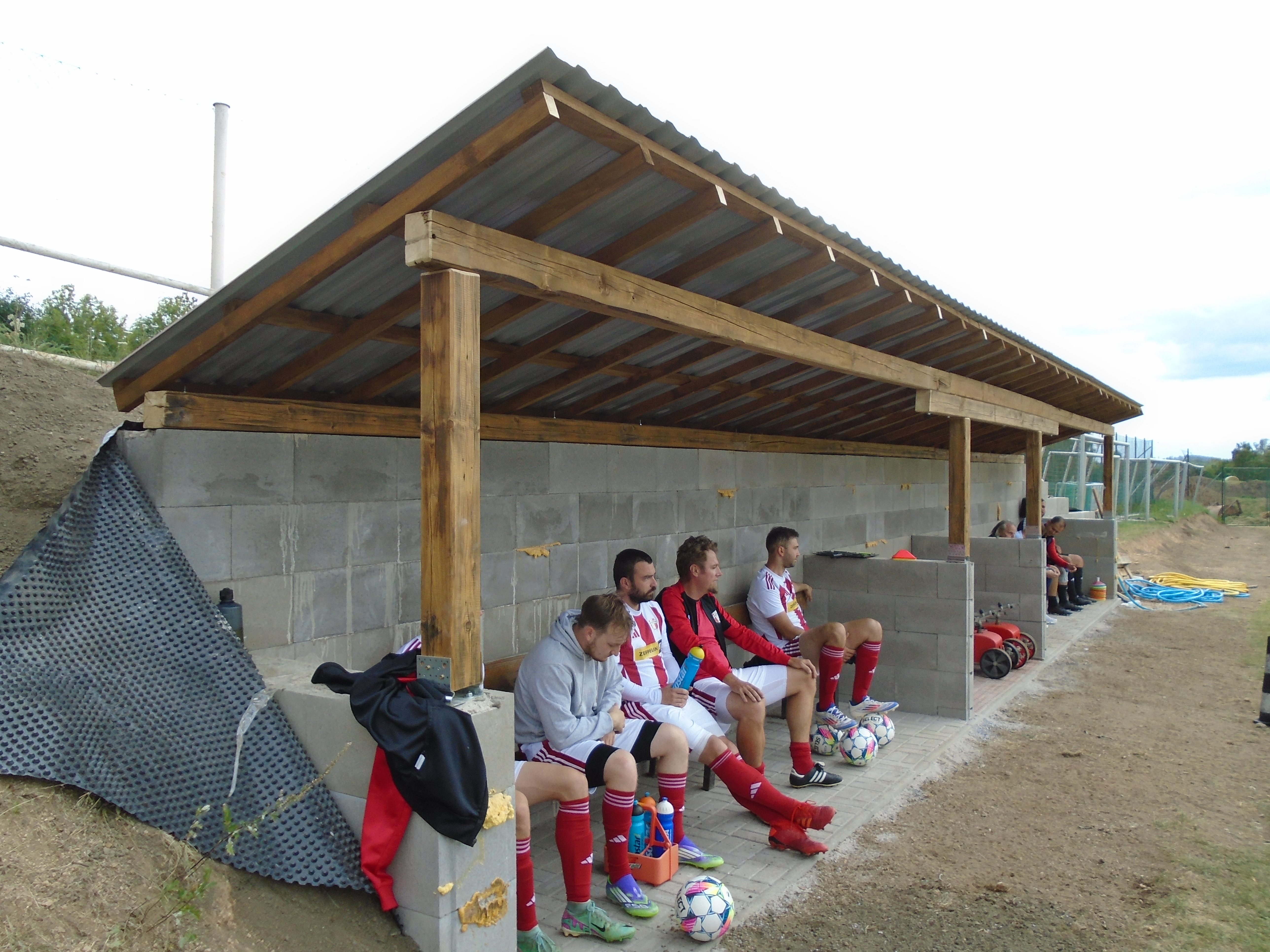 Nové střídačky na fotbalovém hřišti